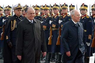 Il Presidente Ciampi, accompagnato dal Presidente della Repubblica di Romania Ion Iliescu, durante la cerimonia di benvenuto