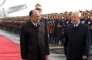 Il Presidente Ciampi accolto all'aeroporto di Otopeni dal Presidente della Repubblica di Romania, Ion Iliescu