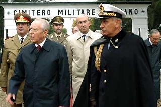 Il Presidente Ciampi, accompagnato dal Consigliere Militare Sergio Biraghi al Cimitero Militare Italiano, ha reso omaggio ai Caduti italiani in Romania