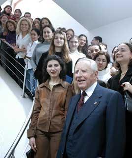 Il Presidente Ciampi tra gli studenti dell'Istituto Italiano di Cultura, in occasione del Convegno di Italianistica nella Capitale rumena