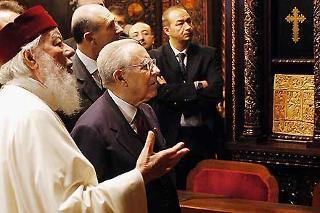 Il Presidente Ciampi con il Patriarca della Chiesa Ortodossa Rumena, Teoctis, in occasione dell'incontro nella sede del Patriarcato