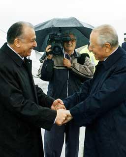 Il Presidente Ciampi salutato dal Presidente della Repubblica Rumena Ion Iliescu, al termine della visita di tre giorni in Romania