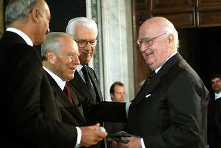 Il Presidente Ciampi consegna le insegne di Cavaliere dell'Ordine &quot;Al Merito del Lavoro&quot; a Stefan Falez, nel corso della cerimonia al Quirinale