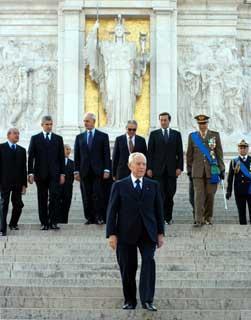 Il Presidente Ciampi ha reso omaggio al Milite Ignoto, all'Altare della Patria, in occasione del Giorno dell'Unità Nazionale e della Festa delle Forze Armate, accompagnato dalle Alte cariche Istituzionali Civili e Militari