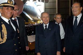 Il Presidente Ciampi, accompagnato dal Consigliere Militare Sergio Biraghi, con i massimi dirigenti della Fincantieri durante la cerimonia per il varo del sommergibile U212A
