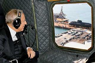 Il Presidente Ciampi, da bordo dell'elicottero osserva il nuovo sommergibile U212A, traslato sulla banchina del Porto, costruito dalla Fincantieri