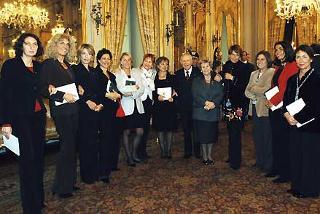 Il Presidente Ciampi con la Signora Franca, nella mattinata di oggi,ha consegnato le insegne di Cavaliere dell'O.M.R.I. alle giornaliste protagoniste dei servizi della guerra in Iraq, in occasione dell'incontro, con i promotori e vincitori del Premio Ischia Internazionale di Giornalismo