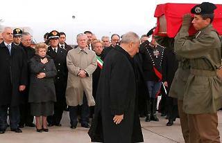 Il Presidente Ciampi rende omaggio alla Salma del Caporale Pietro Petrucci accolta all'arrivo all'aeroporto di Ciampino, proveniente da Nassiriya in Iraq