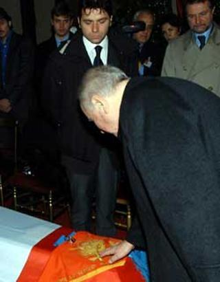 Il Presidente Ciampi, rende omaggio alle Salme delle vittime dell'attentato a Nassiriya in Iraq, alla Camera Ardente nel Complesso Monumentale del Vittoriano