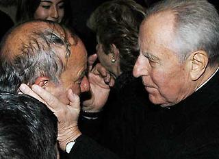 Il conforto del Presidente Ciampi ai familiari delle vittime dell'attentato a Nassiria in Iraq, alla Camera Ardente, nella Sala delle Bandiere del Vittoriano