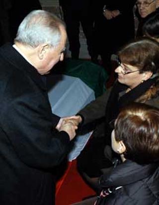 Il Presidente Ciampi saluta i parenti delle vittime dell'attentato a Nassiriya, alla Camera Ardente nel Complesso Monumentale del Vittoriano