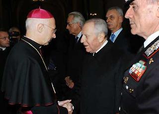 Il Presidente Ciampi con il Cappellano Militare ed il Comandante Generale dell'Arma dei Carabinieri Guido Bellini, alla Camera Ardente nel Complesso Monumentale del Vittoriano.