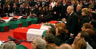 Il Presidente Ciampi con la moglie Franca ai funerali di Stato, nella Basilica di San Paolo, degli Italiani caduti nell'attentato a Nassiriya