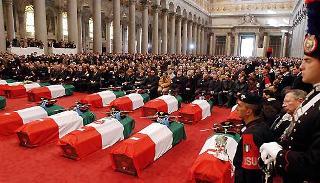 Un momento della Santa Messa per i funerali di Stato degli Italiani caduti a Nassiriya nella Basilica di San Paolo, alla presenza del Presidente Ciampi, della moglie Franca e di tutte le Alte cariche dello Stato
