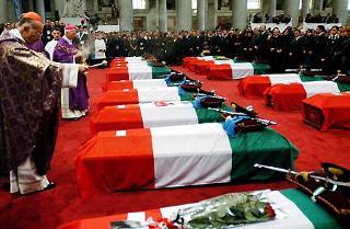 Un momento dei funerali di Stato degli Italiani caduti a Nassiriya, nella Basilica di San Paolo, alla presenza del Presidente Ciampi, della moglie Franca e di tutte la Alte Cariche dello Stato