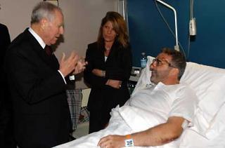 Il Presidente Ciampi visita al Celio i sopravvissuti all'attentato a Nassiriya in Iraq. Nella foto il Presidente si intrattiene con Vittorio De Rasio