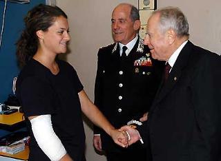 Il Presidente Ciampi, a fianco il Comandante Generale dell'Arma dei Carabinieri Guido Bellini, saluta Marilena Iacobini maresciallo di Roma, durante la visita al Celio ai militari sopravvissuti all'attentato di Nassiriya
