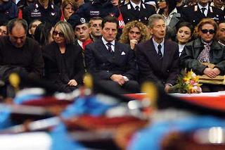 Un momento dei funerali di Stato degli Italiani caduti nell'attentato a Nassiriya, alla presenza del Presidente Ciampi, della moglie Franca e delle più Alte cariche, nella Basilica di San Paolo