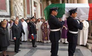 Il Presidente Ciampi, in compagnia della moglie Franca, all'uscita dalla Basilica di San Paolo, al termine dei funerali di Stato degli Italiani caduti nell'attentato a Nassiriya