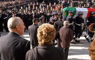 Il Presidente Ciampi, in compagnia della moglie Franca, all'uscita dalla Basilica di San Paolo, al termine dei funerali di Stato degli Italiani caduti nell'attentato a Nassiriya