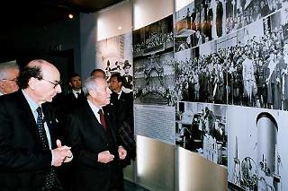 Il Presidente Ciampi visita la Mostra &quot;I Lincei nell'Italia unita&quot; illustrata dal curatore Prof. Tullio Gregory in occasione dell'inaugurazione