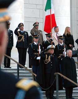 Il Presidente Ciampi, accompagnato dal Consigliere Militare Sergio Biraghi, rende omaggio al Monumento al Milite Ignoto, al Cimitero di Arlington
