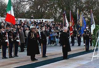 Il Presidente Ciampi al Cimitero di Arlington in raccoglimento davanti al Monumento al Milite Ignoto, accompagnato dal Consigliere Militare Sergio Biraghi