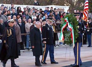 Il Presidente Ciampi, al Cimitero di Arlington, accompagnato dal Consigliere Militare Sergio Biraghi, rende omaggio al Monumento al Milite Ignoto