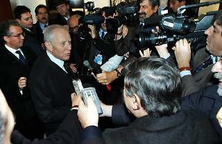 Il Presidente Ciampi circondato dai giornalisti all'uscita dalla Italian Academy