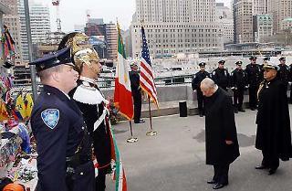 Il Presidente Ciampi, accompagnato dal Consigliere Militare Sergio Biraghi, in raccoglimento davanti alla Stele che ricorda le vittime degli attentati dell'11 settembre 2001