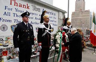 Il Presidente Ciampi rende omaggio alle vittime degli attentati dell'undici settembre 2001 a Ground Zero