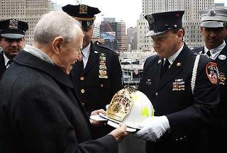 Il Presidente Ciampi a Ground Zero riceve il casco dei Vigili del Fuoco a ricordo dell'avvenimento