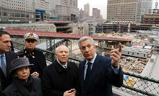 Il Presidente Ciampi con la moglie Franca, il Consigliere Biraghi ed il Vicesindaco della città, Dan Doctoroff, a Ground Zero, segue le indicazioni di Charles Gargano relative al progetto della ricostruzione