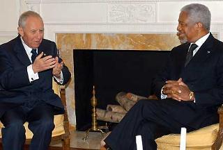 Il Presidente Ciampi con Kofi Annan, Segretario generale dell'ONU, durante i colloqui prima del rientro in Italia