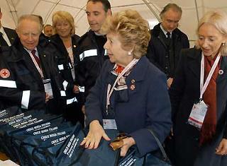 Il Presidente Ciampi con la moglie Franca durante la visita al Raduno dei Volontari della Croce Rossa Italiana a Tor Vergata