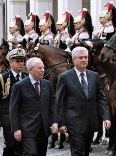 Il Presidente Ciampi con il Presidente della Repubblica di Moldova Vladimir Voronin passano in rassegna uno schieramento di Corazzieri in occasione della visita ufficiale