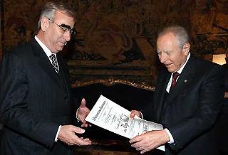 Il Presidente Ciampi consegna l'onorificenza di Cavaliere di Gran Croce al Merito della Repubblica Italiana a Theo Waigel, già Ministro delle Finanze della Repubblica Federale di Germania