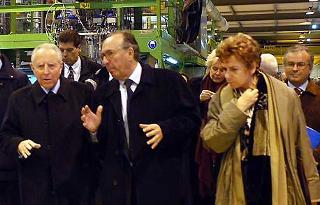 Il Presidente Ciampi con a fianco il Direttore generale del CERN Luciano Maiani ed il Vice Segretario generale del Quirinale Carmela Decaro, durante la visita al sito SM 18