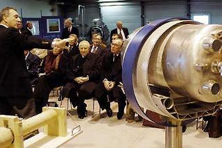Il Presidente Ciampi, nella foto con Luciano Maiani, Direttore generale del CERN e Carlo Rubbia, Premio Nobel per la Fisica, al sito SM 18, assiste all'illustrazione di un magnete da parte del Prof. Rossi