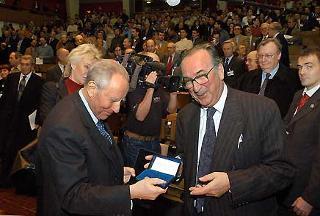 Il Presidente Ciampi con Luciano Maiani, Direttore generale del CERN, al termine del suo intervento