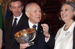 Il Presidente Ciampi riceve in dono una coppa con monete di 1 Euro dei quindici Paesi dell'UE, al termine della cerimonia di consegna del &quot;Premio Leonardo&quot; e dei &quot;Premi Leonardo Qualità Italia&quot;