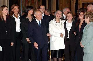 Il Presidente Ciampi e la moglie Franca con i giovani che hanno ricevuto il Premio di Laurea