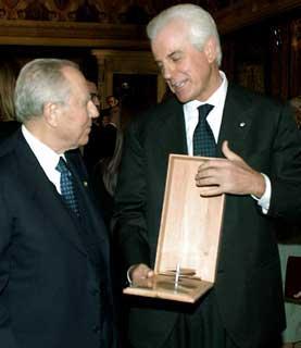 Il Presidente Ciampi in occasione della cerimonia del &quot;Premio Leonardo&quot;, assegnato al VicePresidente Benetton Group S.p.A. Gilberto Benetton