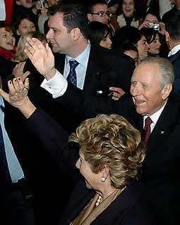 Il Presidente Ciampi e la moglie Franca rispondono al saluto della gente, all'arrivo alla Casa di Nazareth
