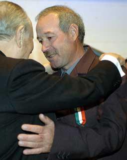 Il Presidente Ciampi abbraccia il Signor Antonio, papà di Luigi Piccolo, dopo avergli consegnato la Medaglia d'Oro al Valor Civile, durante la cerimonia alla Casa di Nazareth