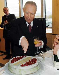 Il Presidente Ciampi ha festeggiato il suo Compleanno tra i giovani del Casertano. Nella foto il Presidente taglia la tradizionale torta nella sala di rappresentanza de &quot;Il Tari&quot;
