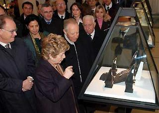 Il Presidente Ciampi, in compagnia della moglie Franca, durante la visita al Centro di Arte Orafa &quot;Il Tari&quot;