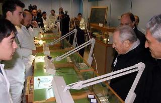 Il Presidente Ciampi durante la visita alle aule della Scuola del Centro di Arte Orafa &quot;Il Tari&quot;