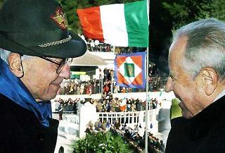 Il Presidente Ciampi ed il Gen. Luigi Poli, Presidente dell'Associazione Nazionale Combattenti della Guerra di Liberazione, al Sacrario, per la celebrazione del 60° anniversario della prima battaglia combattuta dal rinnovato Esercito Italiano