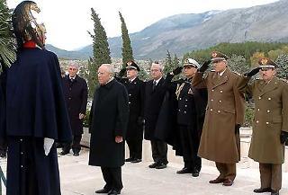 Il Presidente Ciampi, in raccoglimento davanti al Sagrato, dopo la deposizione della corona d'alloro in omaggio ai Caduti